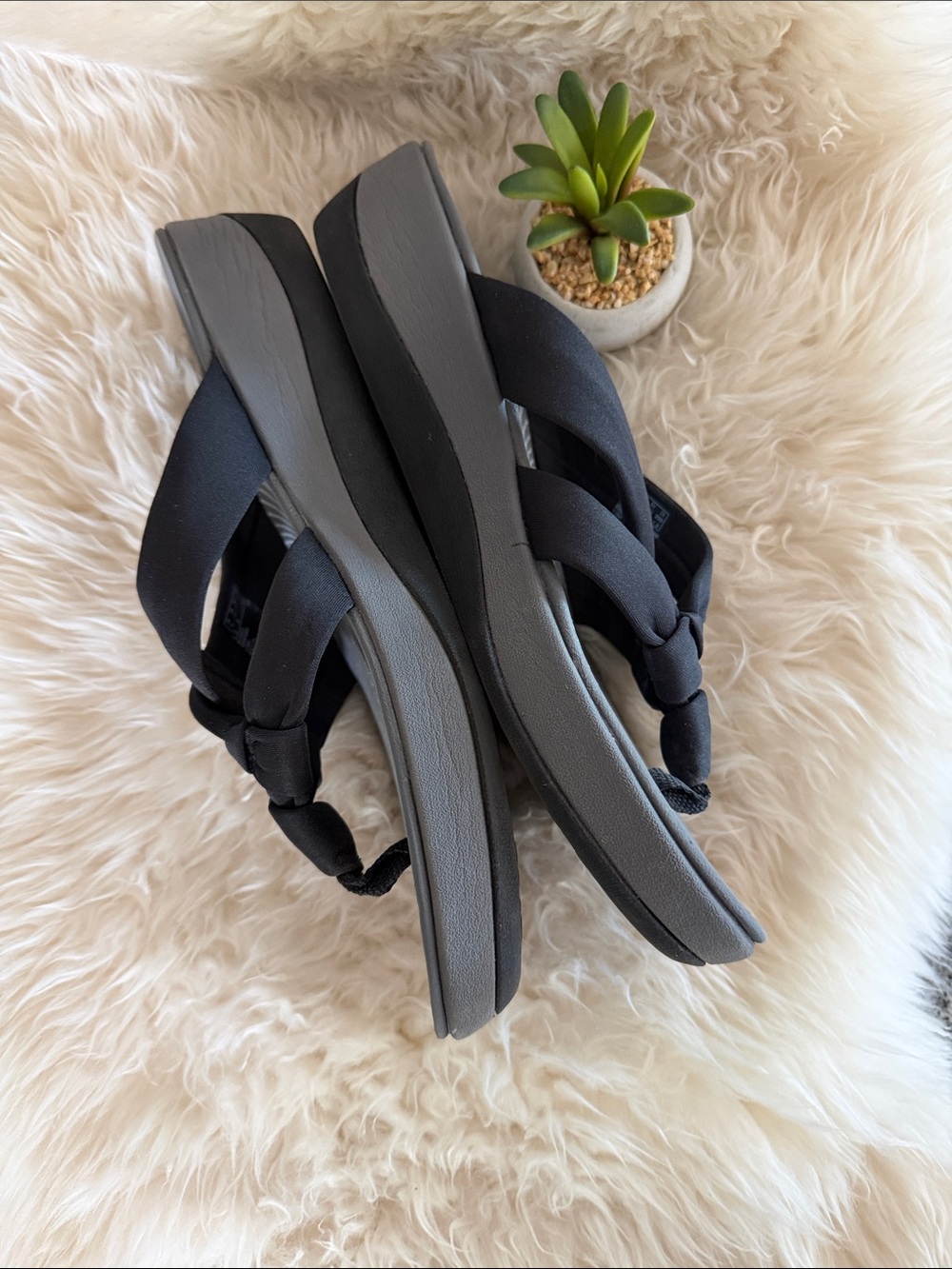 Cloudsteppers by Clarks wms 10M Sandals black Soft Cushion Concave Heelbed 2”hee - Picture 2 of 6